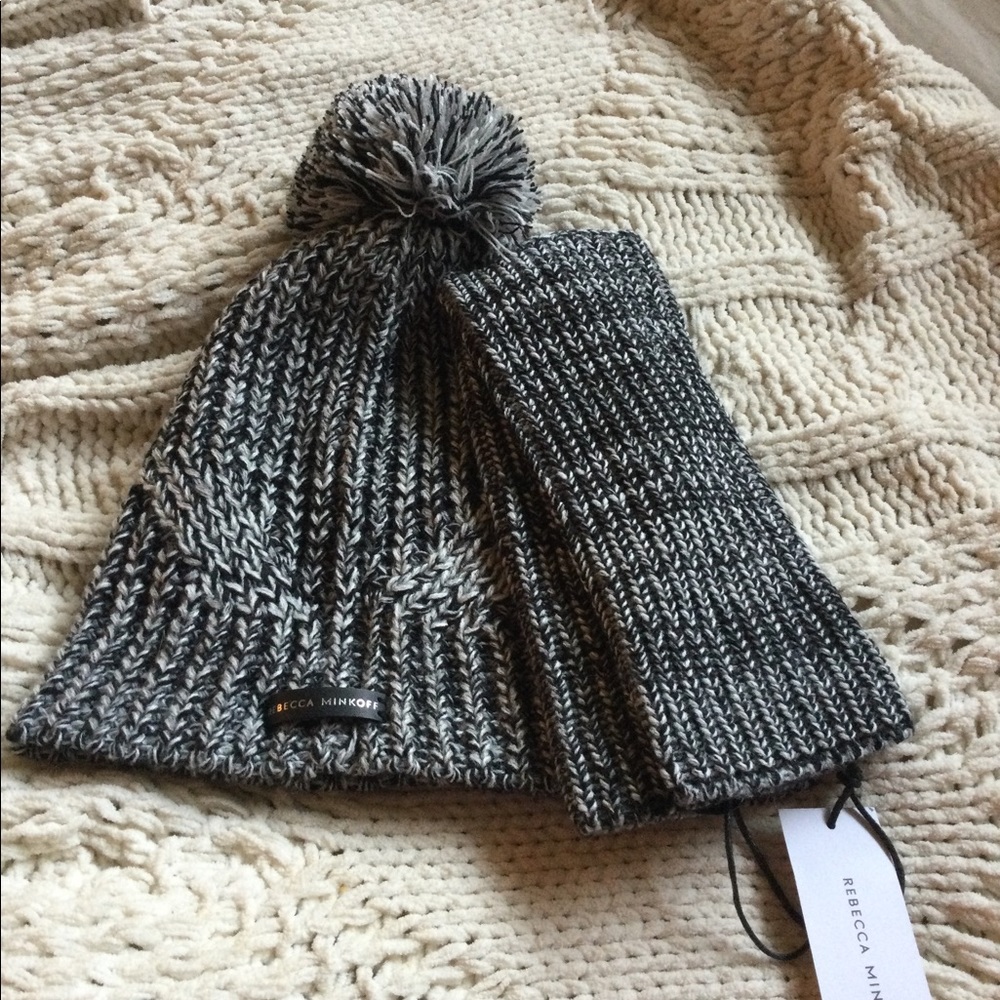 Marled beanie with Pom and hand warmers